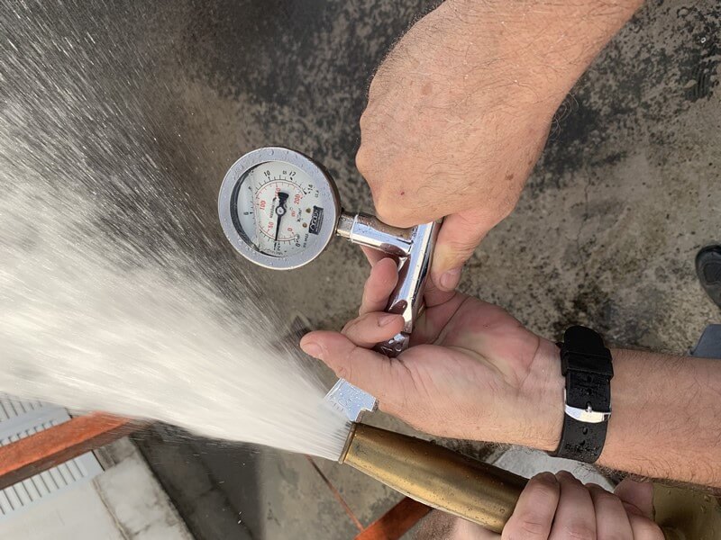 Medição de vaz126e pressão em hidrante com tubo Pitot